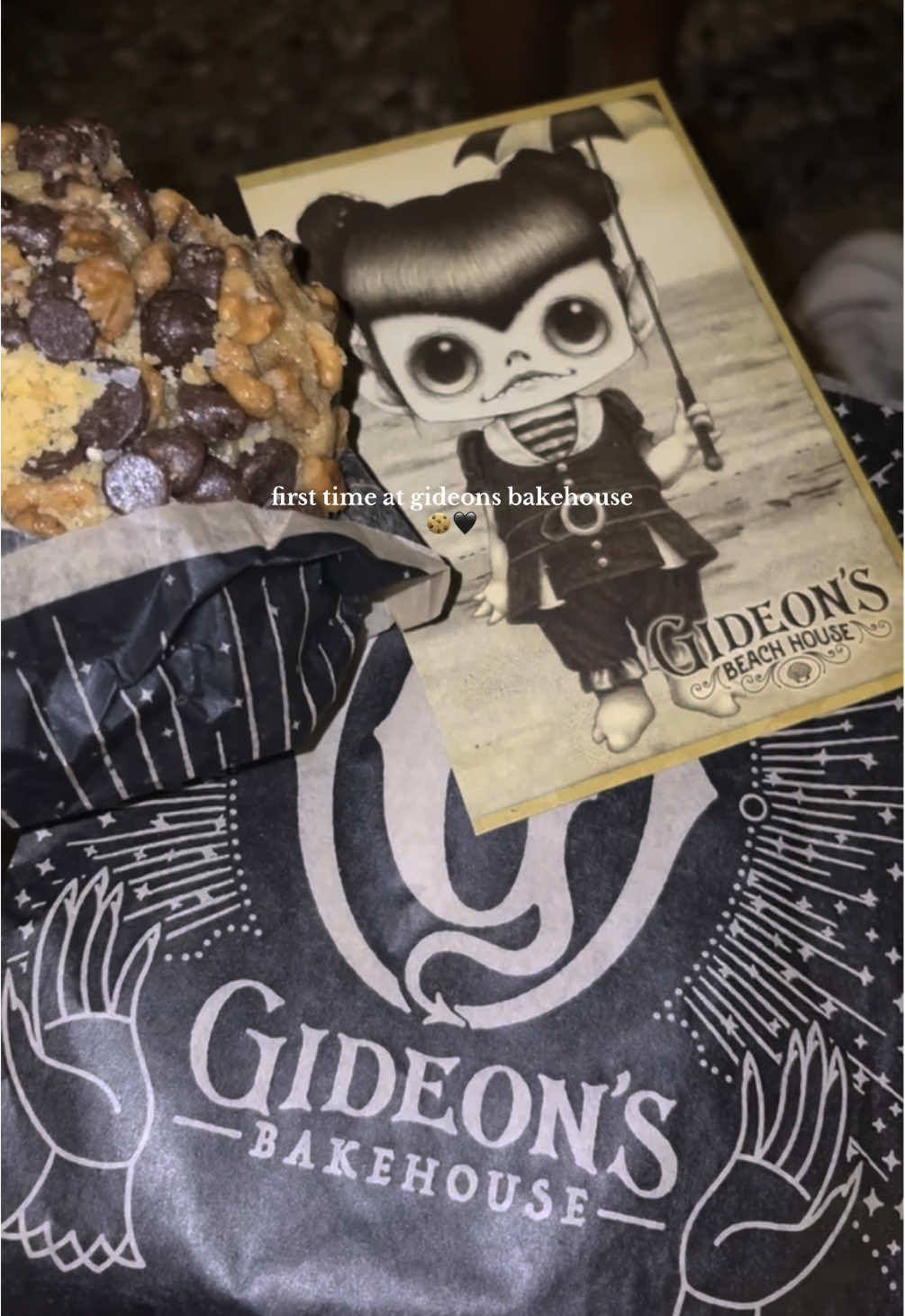 the banana bread chocolate chip 🫦 #disneysprings #gideonsbakehouse #orlando #orlandosweets #cookies 