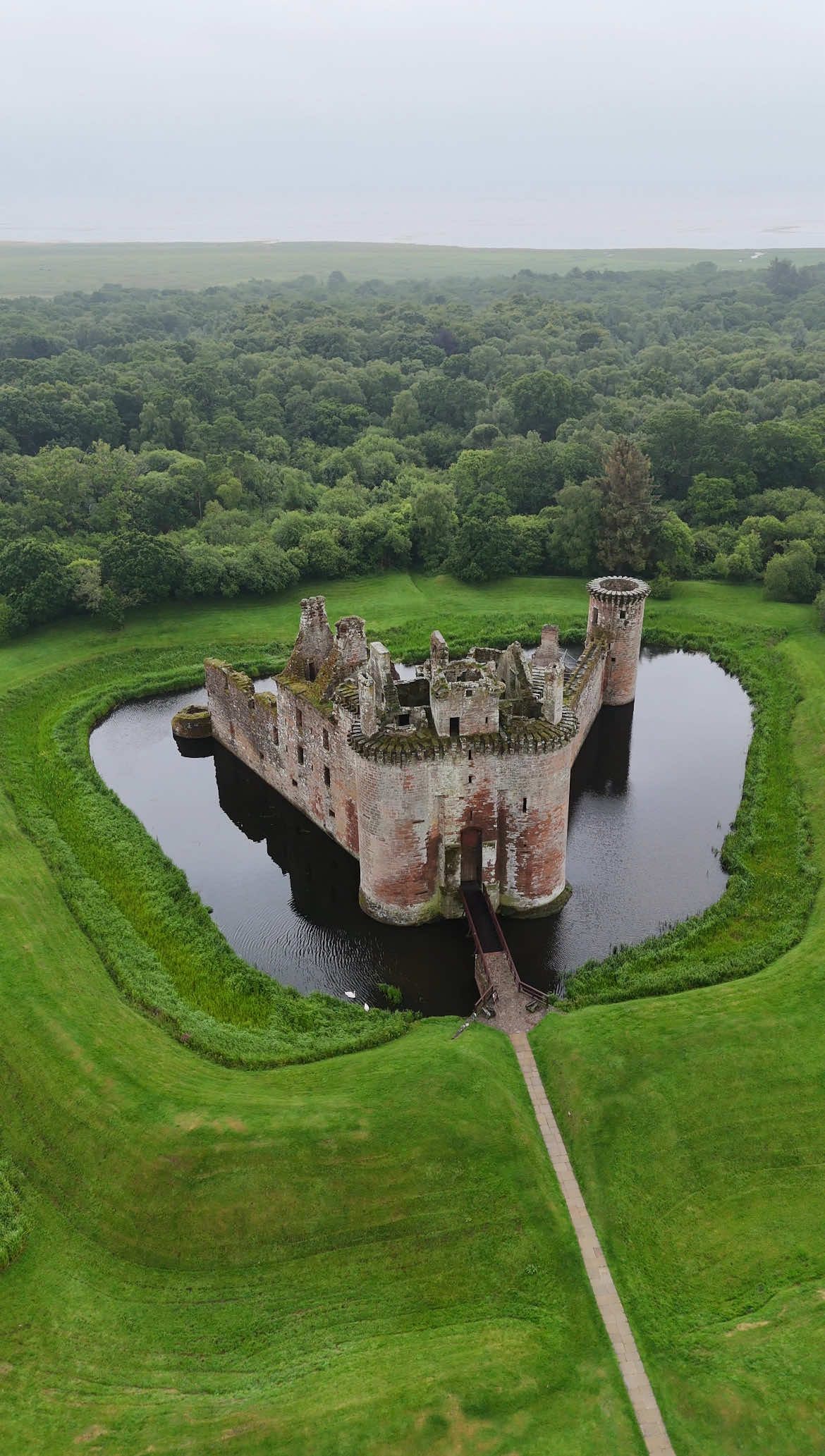 Scotland 🏴󠁧󠁢󠁳󠁣󠁴󠁿 The locations in order as they appear: 1. Caerlaverock Castle 2. Girnigoe Sinclair Castle 3. Eilean Donan Castle 4. St. Conan’s Kirk 5. Dunrobin Castle 6. Elgin Cathedral  7. Bridge House 8. Dunnottar Castle 9. Kilchurn Castle 10. Carbisdale Castle 11. Duntrune Castle 12. Prince Albert’s Cairn 13. Old Keiss Castle 14. Lennox Castle 15. Dunstaffnage Castle 16. Castle Campbell 17. National Wallace Monument  18. St. Andrew’s Cathedral  19. Hermitage Castle 20. Falkland Palace #Scotland #travel #castle #beautifuldestinations #braveheart #outlander #bucketlist 