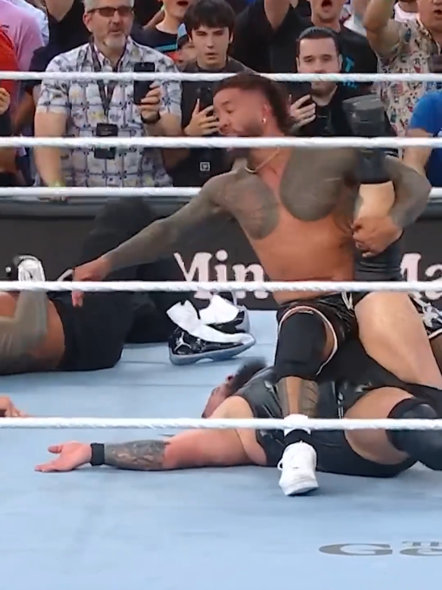 #RomanReigns y #JeyUso se llevan la victoria en esta primera lucha de #SummerSlam 🙌