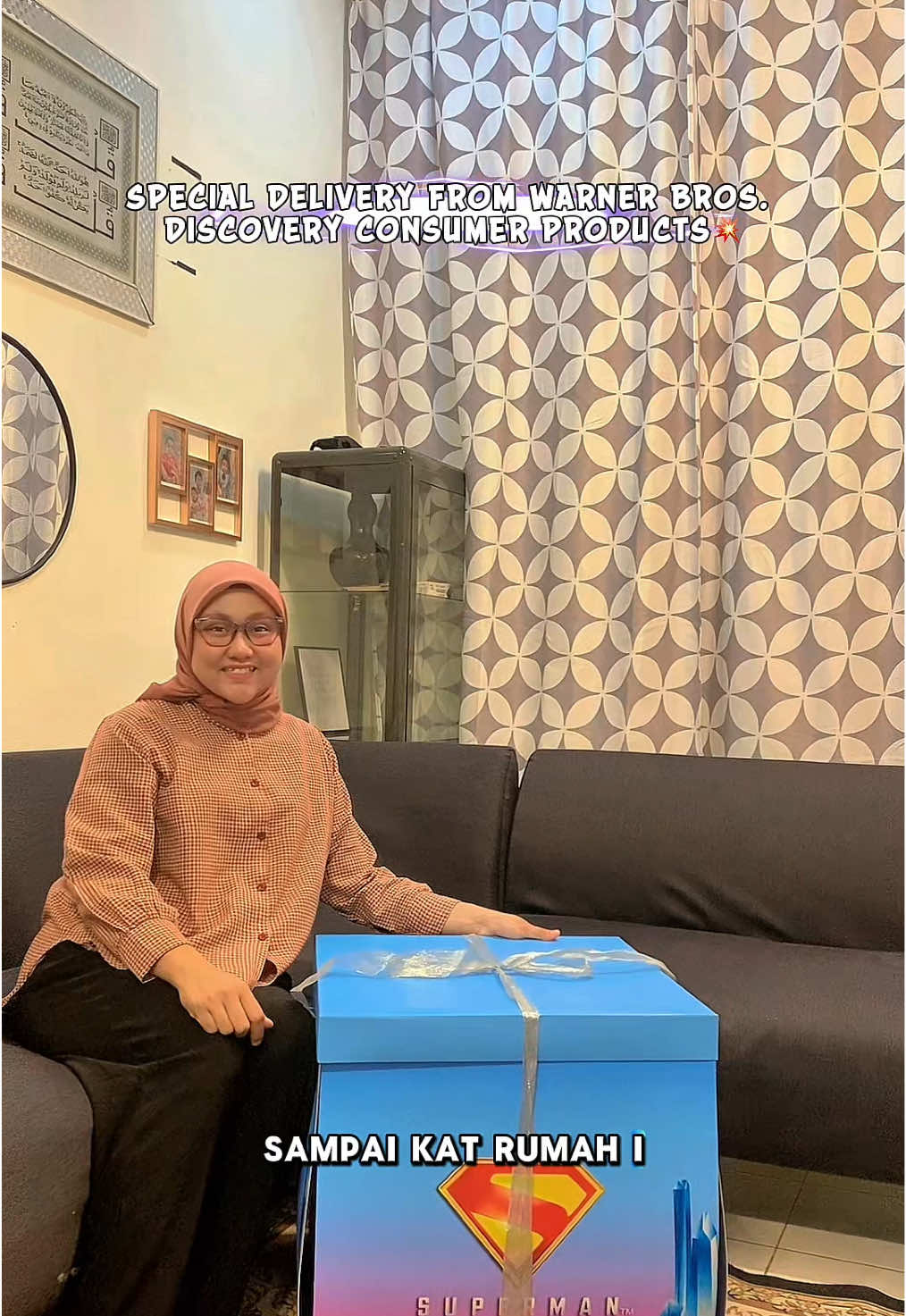 Dapatkan koleksi rasmi Superman Movie sekarang, confirm OBSES GILA! 😍 Dari fesyen ke lifestyle, semua item memang bold, ikonik, dan wajib ada untuk peminat sejati 💙🦸‍♂️ ✨ Antara fav saya: 👕 T-shirts Cheetah – selesa & timeless 👜 Beg Carlo Rino – classy dengan aura hero ☕ Tumbler Bdari – teman setia minum kopi 💬 Korang paling suka yang mana? Komen kat bawah 👇 📆 Jangan lupa, filem Superman tengah ditayangkan kat pawagam! 🛍️ Dapatkan koleksi rasmi ni di outlet terpilih selagi stok masih ada. 📍Superman Pop-Up @ AEON terpilih: 1. AEON Mall Bukit Mertajam: 29 Julai - 10 Ogos 2. AEON Mall Tebrau City: 29 Julai - 17 Ogos 3. AEON Mall Taman Maluri: 29 Julai - 17 Ogos Tapi tu belum habis lagi! Jom check out lagi banyak produk Superman dari brand-brand ni:   @CHEETAHMALAYSIA  @Aik Cheong Coffee  @BDARI  @SHELDONET  @Morse Electronics  @Carlo Rino  #DC #Superman #OfficialLicensedProduct #PaidPartnership #WBPaidPartnership #fyp #supermanmovie #supermanmovie2025 