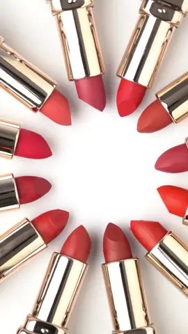 💋Un beso dice mucho… pero con Kiss Kiss lo dices TODO. 12 tonos rosas, rojos y nude, textura cremosa y empaque de reina 👑 ¿Lista para labios que enamoran sin decir una palabra? 😏 #KissKissByJarusa #LabiosPerfectos #MakeupDeImpacto #JarusaLips #GlowUpConJarusa #jarusa #labiales #maquillaje #importadora #cosmeticos #peru 