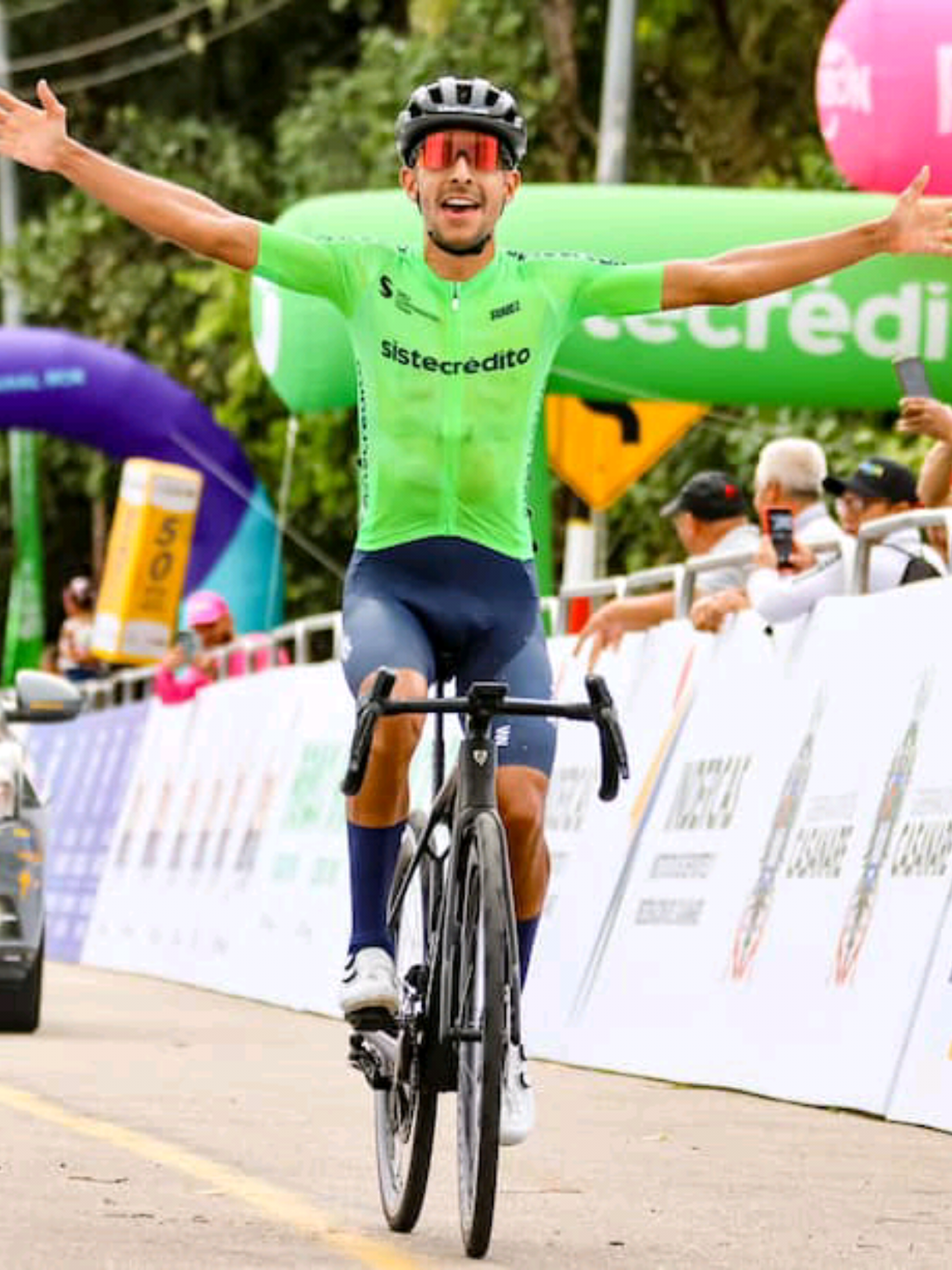 VUELTA A COLOMBIA 2025 🚵‍♂️ Etapa 2 | Yopal → Alto del Porvenir (152,7 km) Ganador y nuevo líder: Sebastián Castaño (Team Sistecrédito) se impuso en la subida al Alto del Porvenir tras un ataque decisivo en los kilómetros finales. Se convierte en el nuevo líder de la carrera.   Yeison Reyes (Orgullo Paisa) y Javier Jamaica (NU Colombia) completaron el podio a solo 6 segundos del ganador.   Fuga tempranera neutralizada y una lucha intensa en los últimos 20 km para definir la etapa en el ascenso final. #vueltaacolombia #etapa2 #ciclismocolombiano #ciclismotiktok #TikTokDeportes #ciclismoderuta #colombia #ciclismotiktok #casanare #montaña #escaladores #ataque 