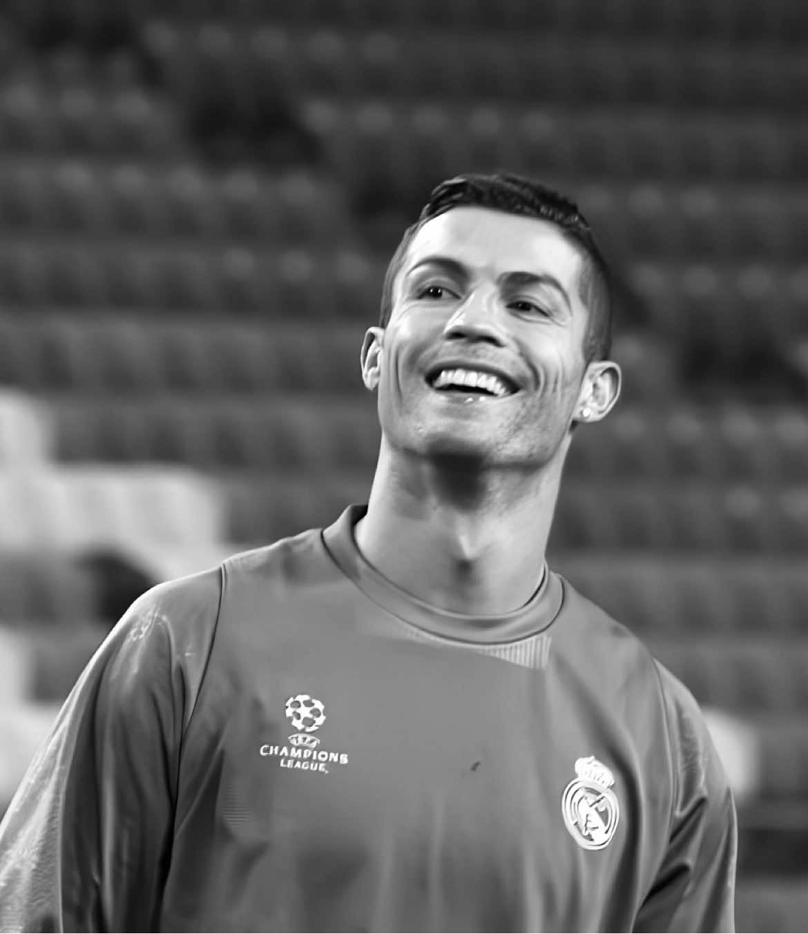 آه يا حُلُو، لو تَصْفَى لي، تَرضَى وتُكايِد عُذّالي، ياما كانت حُلْوَةٌ اللَّيالي، ياما ياما، وياما تَعانَقْنا، وبِنارِ الشَّوقِ احترقنا، يا حُلُو، اشتقنا واللهِ اشتقنا #ronaldo #رونالدو 