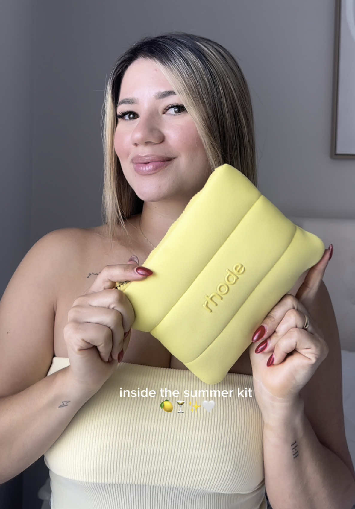 rhode summer kit unpacked🍋🍸✨🤍 @rhode skin  💛 pocket blush in your choice of tan line  🍋peptide lip tint in lemontini 🍸 🤍glazing mist ✨ Un perfecto kit para llevarlo a la playa 🏝️🌊  #rhode#rhodeskincare#rhodeskin#haileybeiber#blush#liptint#lipgloss#lemontini
