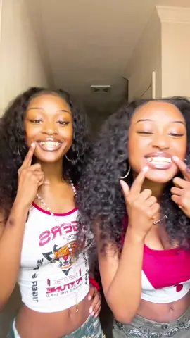 With our grills inn @theigtofficial innnnn😭more videos cominggg #twins #twin #grills #fyp #foryou #foryoupage #twinsister #sister #icegiant #icegiantgrills #grill #trending 