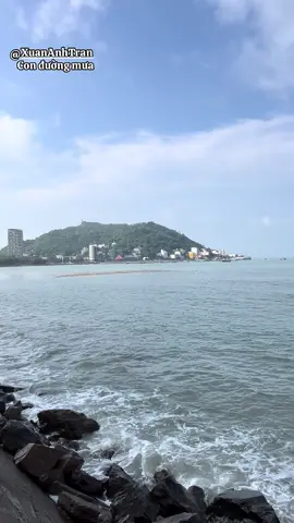 Bãi Trước nằm trên con đường Quang Trung và điểm xuyến ngay tại trung tâm của thành phố. Bãi biển như một vịnh biển nhỏ, được bao bọc bởi 2 ngọn núi kỳ vĩ nên ít sóng lớn, mang đến cảm giác yên bình, phẳng lặng. Biển ở Bãi Trước cũng rất xanh và trong do ít người tắm, bãi cát vàng tuy dài nhưng cũng không quá rộng. Đây cũng là nơi được nhiều ngư dân lựa chọn để neo thuyền nên vào buổi tối, khu vực này như có ngàn vì sao lấp lánh do những ánh đèn le lói trên tàu đánh cá tạo thành. #xuhuong #tiktokviral #canhdepthiennhien #xuhuongtiktok #nhachaymoingay 