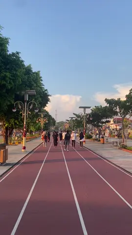 🏃🏻‍♀️‍➡️🏃🏻‍♀️‍➡️ #kebumen #kebumen24jam #kebumenkeren #kebumenpride #alunalunpancasilakebumen #jogging 