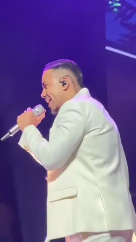 Como te miro a tí - Romeo Santos #romeosantos #comotemiroati #lyrics #lyricsvideo #lyrics_songs 