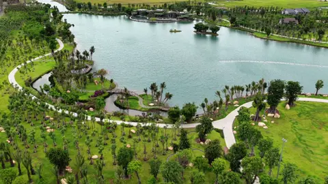 Tiến độ Ecopark Retreat. Chỉ mới 6 tháng thi công rầm rộ, giờ đây khách hàng đã có thể vào trong tham quan dự án Ecopark Long An, đạp xe dưới những tán cây và dạo quanh mát bên hồ Thiên Nga #longan #ecopark #ecoparklongan #ecoretreat #bietthudaoecopark 