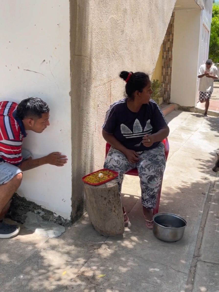 Mi tia no esperaba esto con su comida #humor #risas #😂😂😂😂😂 