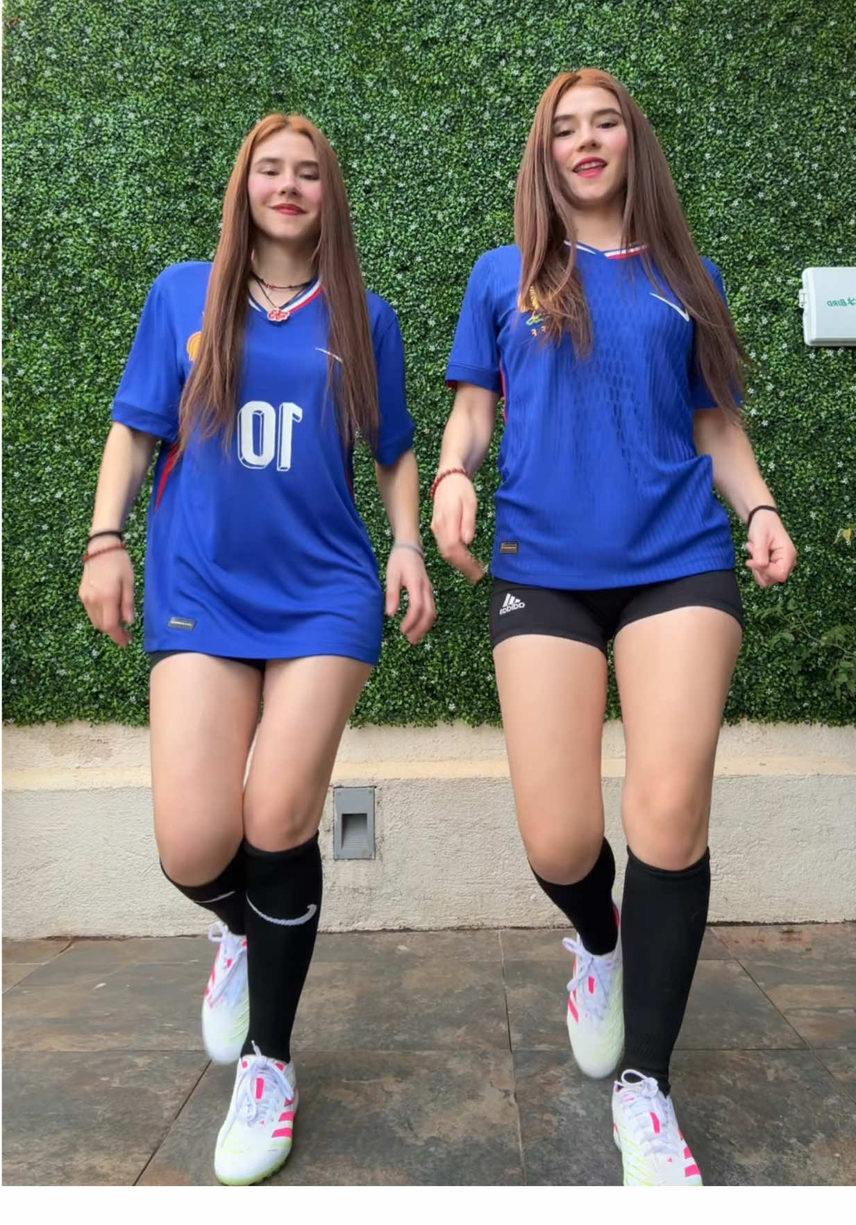 ¿Qué truco quieren que nos aprendamos? ⚽️ #ArayFer #trend #france #jersey #twins #acelerada #brazil #dance 