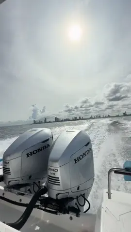 💪🤟🥰🚤#เด็กเรือตัวดํา🚤🏝️ #กับตันเรือ #เรือเร็ว #งานที่เรารัก #พัทยา #bf250dk1 