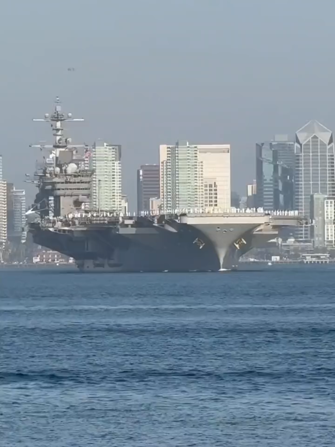 USS George Washington (CVN-73) adalah kapal induk bertenaga nuklir Angkatan Laut Amerika Serikat, pembawa keenam di kelas Nimitz dan kapal Angkatan Laut AS yang keempat dinamai George Washington, presiden pertama Amerika Serikat. Dia dibangun oleh Newport News Shipbuilding dan ditugaskan pada 4 Juli 1992. #military #airforce #usnavy #aircraftcarrier #usa