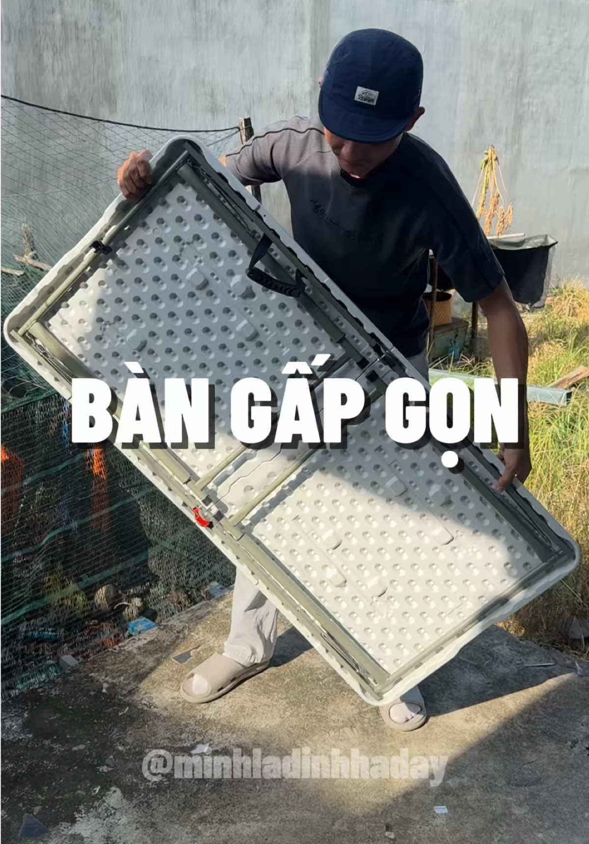 Bàn làm việc gấp gọn có thể dùng làm bàn đi cắm trại hoặc bàn ăn tiệc. #bangapgon #banlamviec #bancamtrai #banhoc #banhocgapgon #minhladinhhaday 