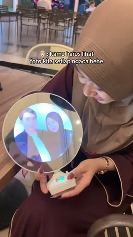 👱🏻‍♀️ : biar apa? 👱🏻‍♂️ : biar inget hubungan kita terus .. #magicmirror #mirror #cermin #cerminajaib #kadopacar #kadoulangtahun #surprise 