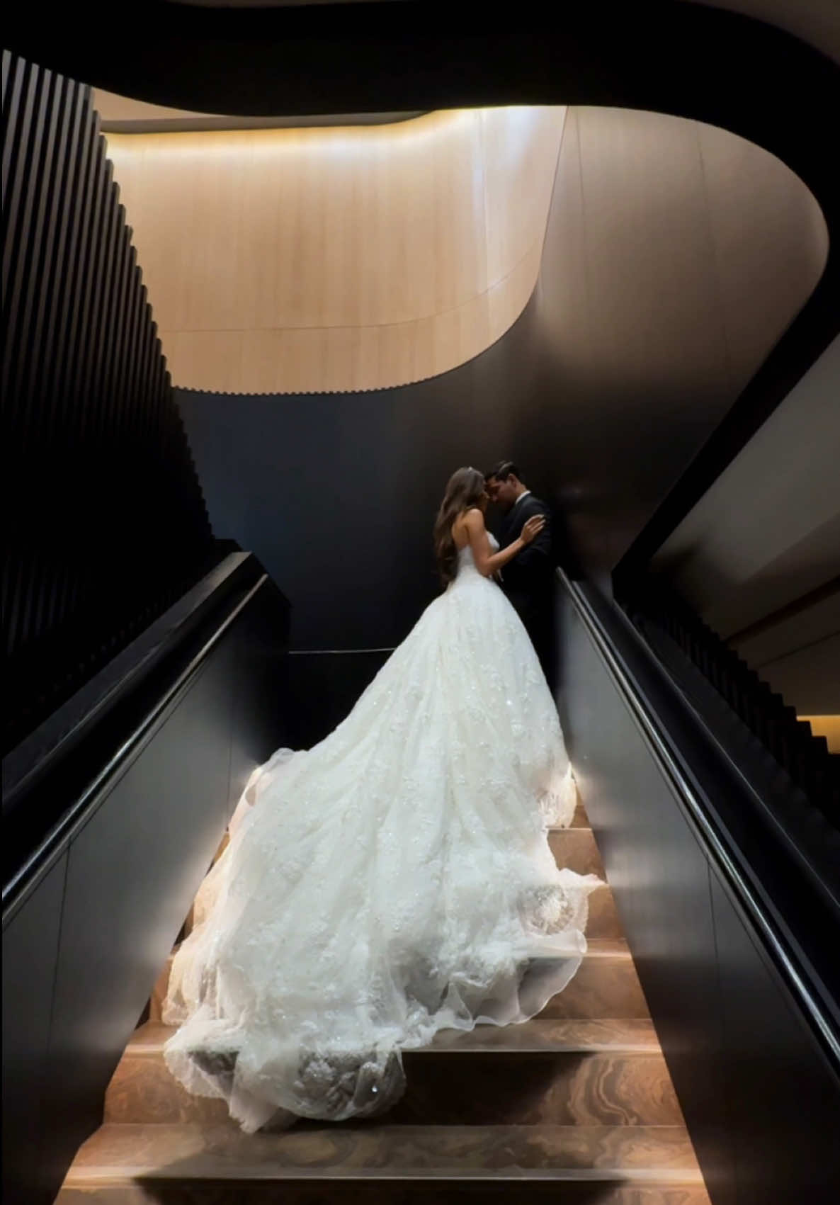 Loved these moments between the newlyweds 🥹🫶🏼  #weddingtiktok #weddingdress #brideandgroom #newlyweds #staircasephotoshoot #luxurywedding #weddingcontentcreator 