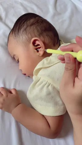 Membersihkan telinga baby, sekarang mudah banget pakai @Farlin Indonesia. Alatnya simple tapi works banget! 🙂‍↔️🤍 #farlin #lightingearcleaner #earcleaner #baby #babycare #tipsbaby #fyp 