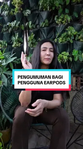 Alternatif untuk mendengarkan musik lewat hp adalah dengan menggunakan earpod dengan kabel. Kembali lagi seperti sedia kala. Daripada menggunakan teknologi wireless bluetooth langsung dekat dengan otak kamu. Menurut jurnal yan diterbitkan oleh : https://www.concordia.ca/content/dam/ginacody/miae/docs/undergraduate/Reports/Sample-A-range-paper-INDU_Redacted.pdf menyebutkan bahaya radiasi wireless bagi tubuh kita. Jadi tetap bijak dalam memilih. Kamu masih mau pakai earpod ?  #earpod #wireless #chefchitra