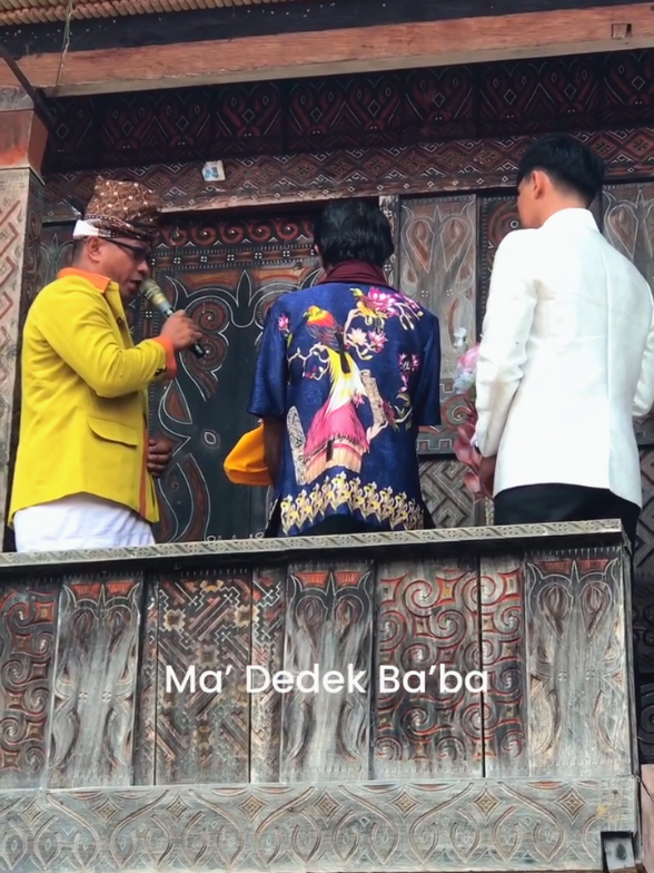 Rampo ma’dedek ba’ba dalam bahasa Toraja artinya datang mengetuk pintu. Ritual ini merupakan prosesi adat melamar calon mempelai wanita sebelum proses pernikahan. Jika pintu sudah dibuka itu tandanya proses lamaran bisa berlanjut untuk tahap selanjutnya. Ma’dedek ba’ba dilakukan secara dialogis antara perwakilan Laki-Laki dan perwakilan Perempuan secara berbalasan. #lamaranversitoraja #ma_dedek_baba #mantarimapangngan 