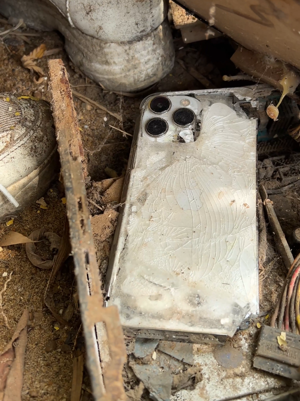 Why is this iPhone so broken ? #foryou #fyp #phone #viralvideo #tiktok #fypシ #viral #iphone 