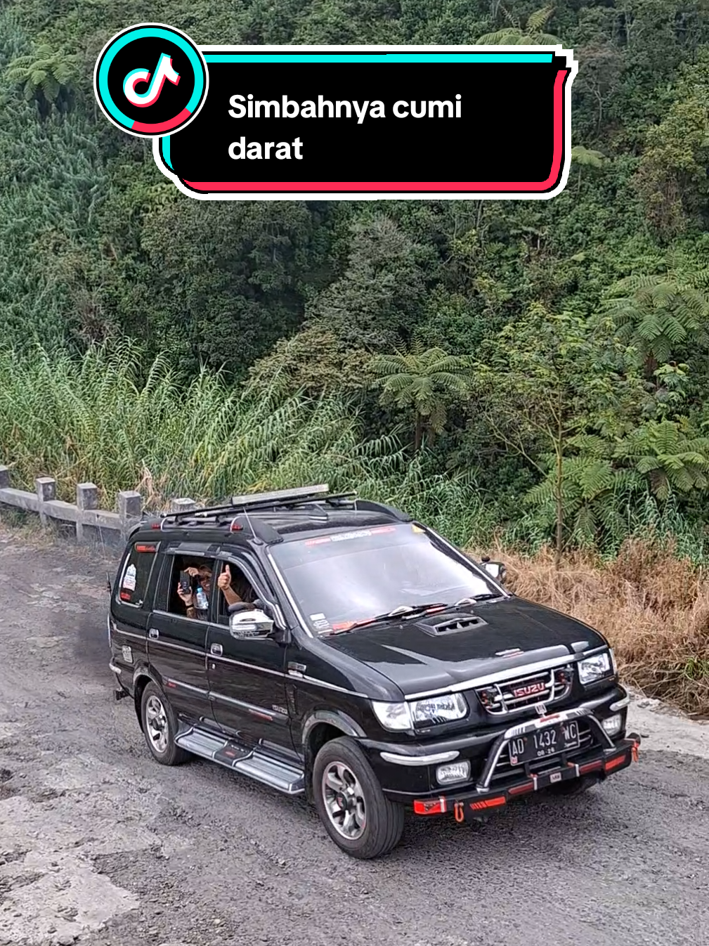 Simbahnya cumi darat, panther beraksi Bantu subscribe YT : satriyo project  Paket wisata Dieng dm ya FYI kalo mau lewat jalur ini, kondisi kendaraan harus fit dan driver harus punya skil cukup #fyp #isuzu #panther  #tanjakanextreem #tanjakansikarim #sikarimdieng #dieng
