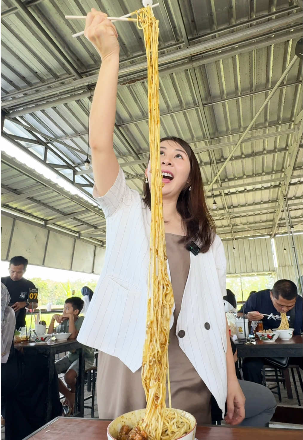 Porsi Brutal gini cuma 16rb? Untung dari mana ya ….. rasanya oke juga lho , tipe mie abang gitu , cuma mie nya agak empuk ya …  📍 Mie Ayam Pak De Wonogiri  📌 Karang Tengah Kidul , Yogyakarta 👅 9.35/10 ✅ halal  #kulinerviral #sibungbung #reviewmakanan #mukbang 