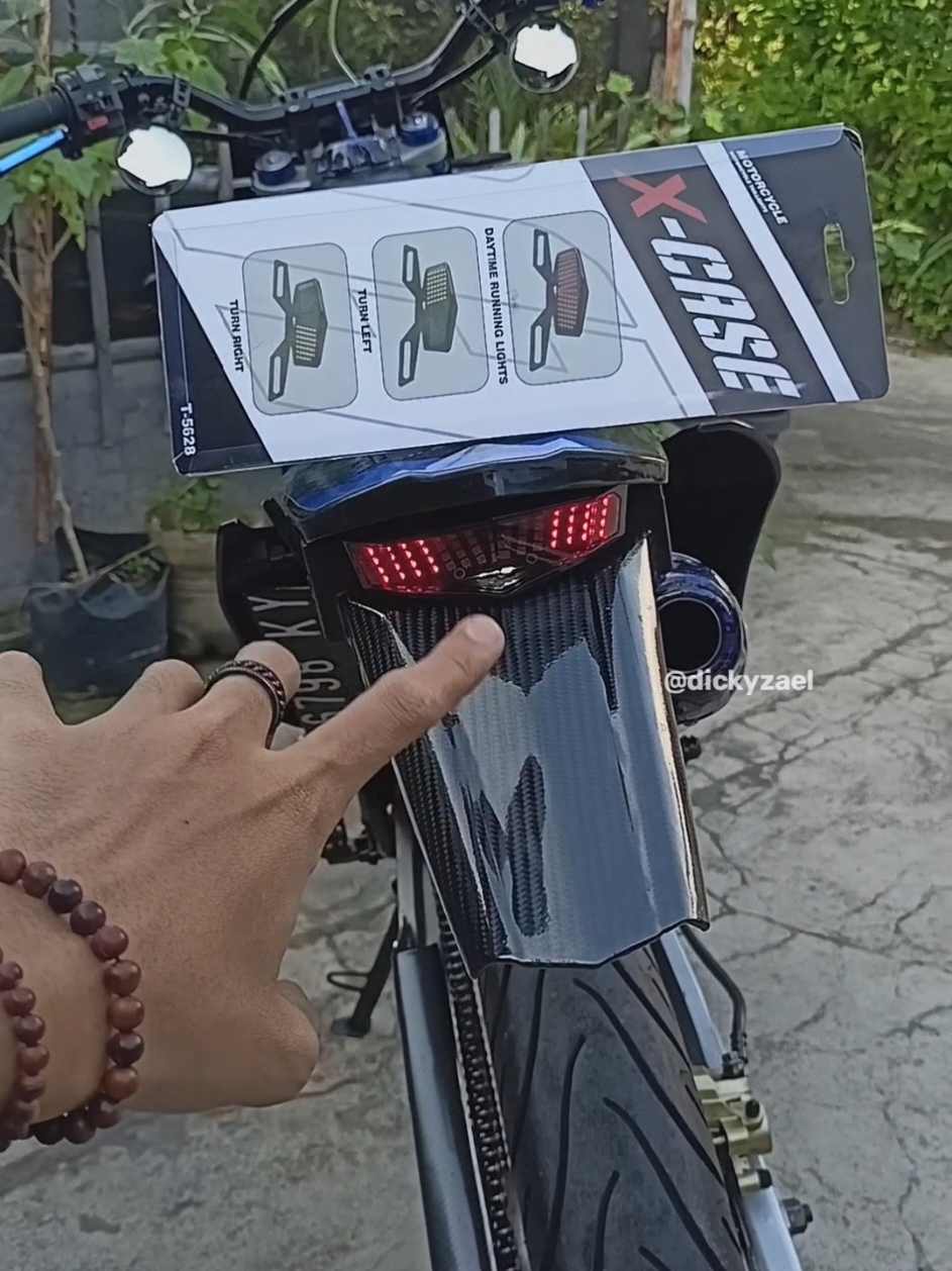 Percuma punya supermoto keren tapi stoplamp masih bawa an, nih lampu belakangnya ku taruh di keranjang #stoplamp #lampubelakang #stoplamprunning #xcase #supermotoindonesia #lampurunning #modifikasisupermoto 