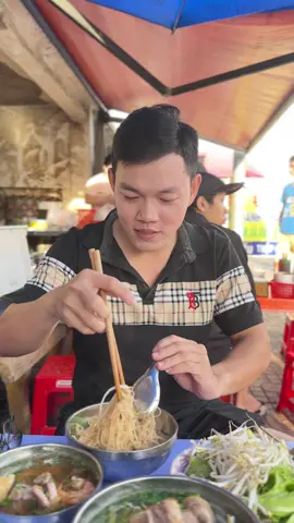 Quán này buổi sáng ăn đông nghẹt luôn mấy bạn ơi, ngồi chật luôn mừ#xuhuongtiktok #vairal #trending #LearnOnTikTok #ancungtiktok 