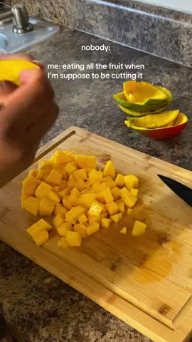 this is actually pretty embarrassing lmaooooo but at least it’s fruit #mangoisthebest #cuttingamango #howtocutmango #fruitsaladbowl #ilovemangoes 