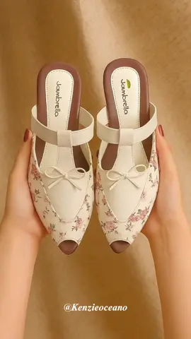 🌸 Cocok untuk gaya girly, santai, atau semi-formal—selalu pas, selalu manis! #LambrellaStyle #SepatuCewekCantik #OOTDManis #SepatuWanitaElegan #StepWithStyle #SepatuFloral #ShoesOfTheDay