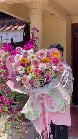 Kupu kupu terbangnya ke kamu 🤏🏃🏼‍♀️#butterfly #kupukupu #butterflybuket #buketmurah #buketbungagarut #buketjogja #bucketjogja #floristjogja #floristjogjamurah #tokobungajogja #tokobungagarut #bungagarut #bucketgarut #buketestetik #wisudajogja #wisuda #bucketwisuda #bucket #buketbunga #tokobunga #kampusjogja 