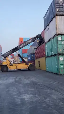 Basi ah...😂#foryoupage #fyp #xybca #reachstacker #maersk 