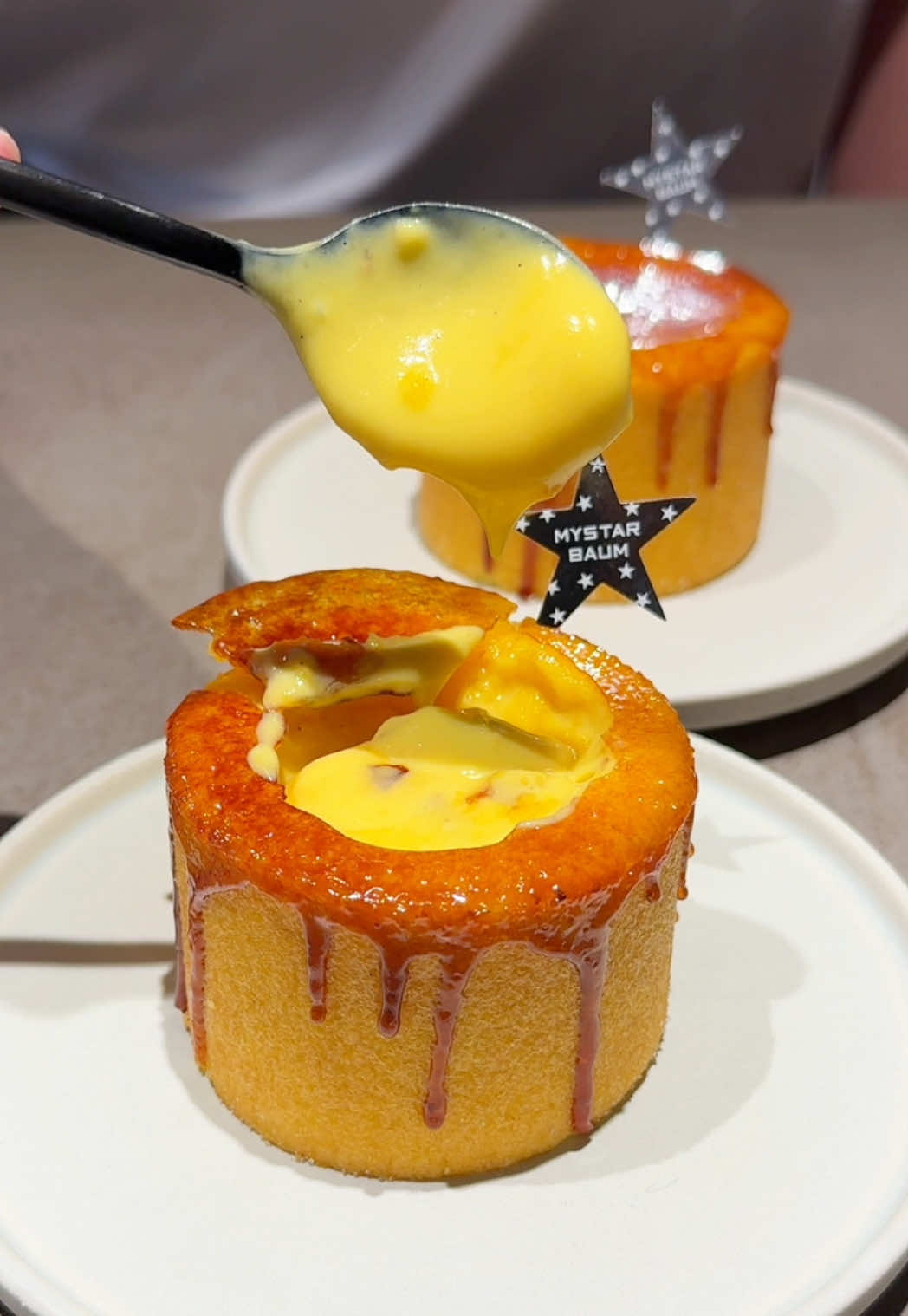 まるでケーキのような濃厚カスタードバウム🍰 しっとり濃厚なバウムクーヘンが有名なこちらのお店では、中にたっぷりのカスタードを流し込んで表面をキャラメリゼしたブリュレバウムクーヘンが食べられる🍮 香ばしさがあって、くどさが無くとっても美味しい🧁 📍MYSTAR BASE / 武蔵小杉 ￥1500～/人 ⏰営業時間：11:00〜18:00 💤定休日：月曜日 🏠住所：〒211-0063 神奈川県川崎市中原区小杉町１丁目５４３−３ #東京グルメ #武蔵小杉グルメ#tiktokfood 