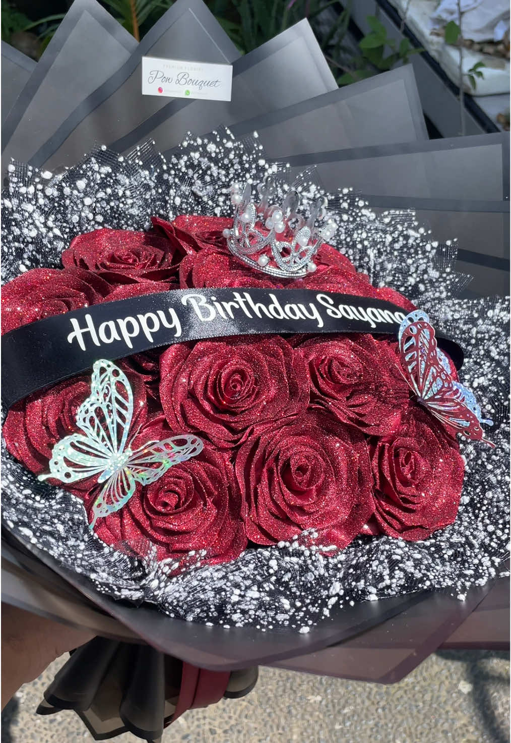 Ini pakai gliter maroon premium ya guys jadi mewah banget🌹 📩Dm for more information  #rosesatinbouquet #buketpitasatin #buketpitasatingianyar #buketmurahbali #buketwisuda #fyp #buketgraduation #buketsatinbali #satinrosebouquet 