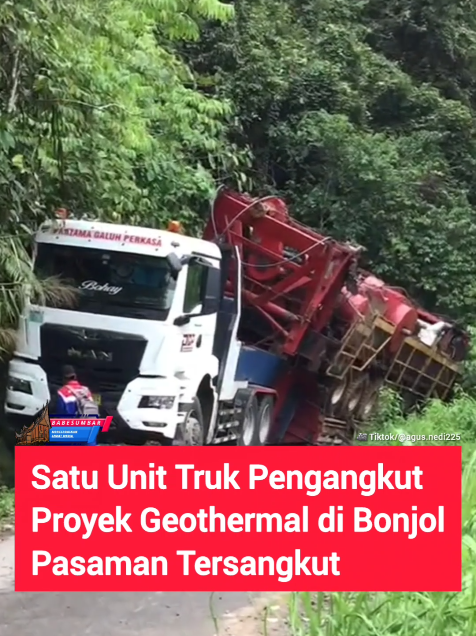 Jalan amblas, satu unit truk tronton pengangkut proyek geothermal tersangkut di jalan Biduak, Kecamatan Bonjol ,Kabupaten Pasaman pada Sabtu 02 Agustus 2025. Hingga saat ini proses dievakuasi truk tronton belum dilakukan. Dikabarkan alat crane sedang menuju lokasi. #truk #bonjol #pasaman 