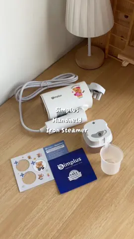 Flat boleh, gantung pun boleh! 😍 Steamer ni memang all-in-one 🔥 Sekali lalu je kedut terus hilang ye , nak bwk travel pon ons sangat . #SimplusXButterbear  #Simpluswithyourbutteryfriend  #ButterbearinSimplusStyle  #MYNewArrivalDaySimplus  #tiktokshopsuperbranddaymy #IronSteamer #irontravel 