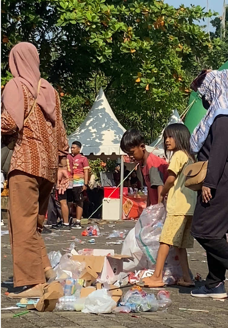 Tadinya fokus ke acara lari, eh malah salfok liat dua bocah kecil yang lagi sibuk mulung botol bekas🥹 Nggak ikut race, tapi tetap semangat keliling — mungkin ini versi 
