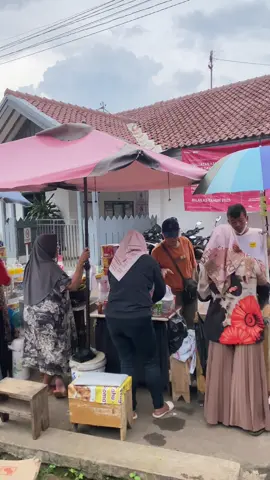 Siapa disini yang suka turun dari kereta hanya untuk jajan di area stasiun sakti Cipeundeuy #stasiuncipeundeuy#jajanankeretaapi#keretaapi#keretaapiindonesia#railfansindonesia#kai121_  
