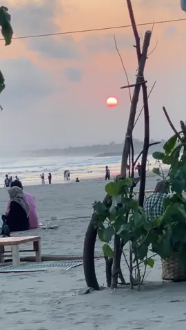 Ohhhh indah nya sunset di laut pangandaran😍😍gasss keun liburan ke sini#promoseruweekend #pangandaranbeach #pangandaran💃 #fyppppppppppppppppppppppp #pangandaran💃 #pangandaranhariini 
