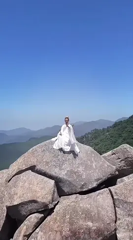 “ Nam nhi trí khí ngút trời, Phiêu du tự tại chốn nhân gian. Ngước nhìn mây gió nơi xa vắng, Bỏ lại sau lưng cả sơn hà “ #nhansinh #hongtran #dungoan #nhangian #canhdep 