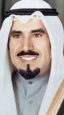 الشيخ جابر الأحمد الصباح (أمير الكويت آنذاك) والشيخ سعد العبدالله السالم الصباح (ولي العهد ورئيس مجلس الوزراء) قادا الكويت خلال محنة الغزو العراقي عام 1990 بحكمة وثبات. الصور من حساب @salah_alansari،  وتم تحريك الفيديو وتصميمه باستخدام تقنيات الذكاء الاصطناعي.