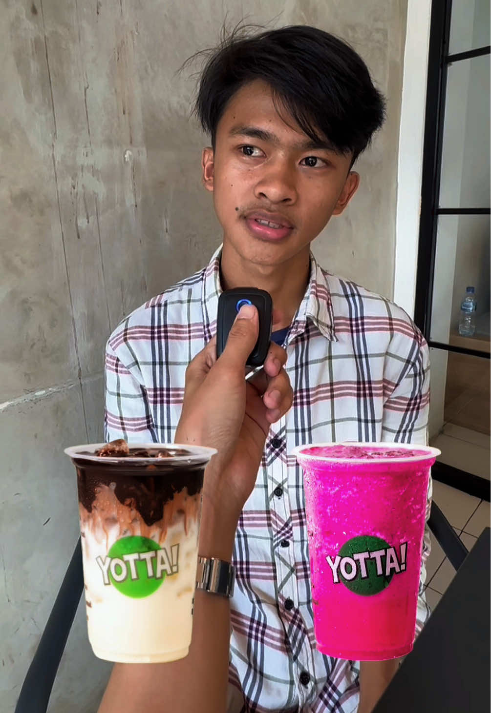 CUSTOMER BATTLE MENU YOTTA 👀 Kalau MinYO tantang kalian buat sebutkan menu favorit di Yotta, kira-kira kalian bakal jawab menu apa yah? Kalau dari Kakaknya nih kayaknya demen banget sama Choco Belgian dan Korena Straweberry Milk 🤩 Coba deh jawab dikolom komentar menu favorit kamu?! 😎 #YottaID #SemangatYO 