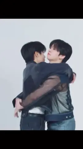 I can’t breathe!!!  #straykids #leeknow #minho #hanjisung #han #jisung #minsung #minsungedit #minsungisreal #skz #stay #straykidsstay #kpopfyp #fyp #kpop #couple #couplegoals #hug #hugs #waist #thighs #minsungskz #minsungmoment #viralvideos 