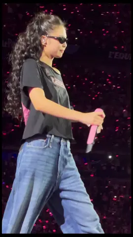 she's so cute 🤣 #jennie #blackpink #deadlineinparis #blackpinkdeadlineworldtour 