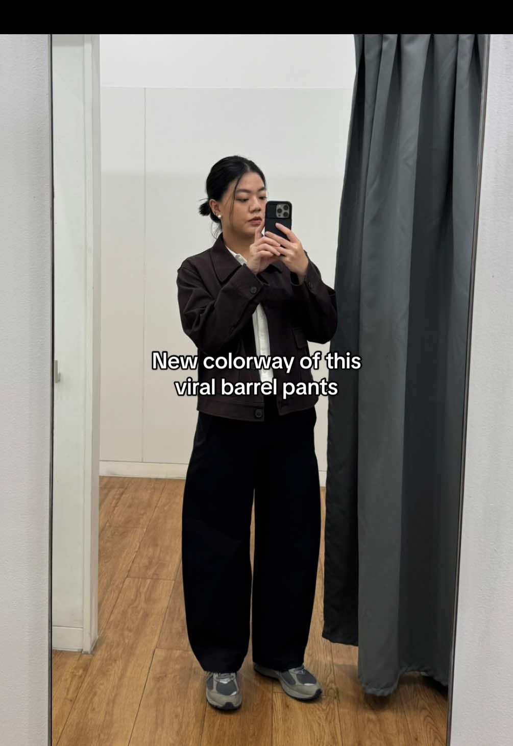 Setelah BANYAK request… Barrel pants now comes in BLACK! Comes in beige too for the nude girlies ✨ #UNIQLO #UNIQLOIndonesia #barrelpants 