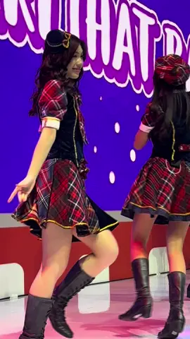 Fancam michie @michelle alexandra ini direkam sama ghi yang lagi termichie michie💕 Dia langsung frezze begitu ketemu langsung oshinya dari dekat🥰 How can i describe my feeling ktika liat anaknya slalu happy kalo abis nonton jkt48🥹 Smoga makin semangat sekolahnya ya ghi✨ Besok2 kita nontonn lagi 🥳#jkt48newera#jkt48#fancammichie#giias2025