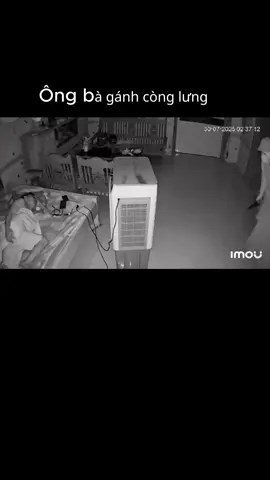 Ông bà gánh còng lưng