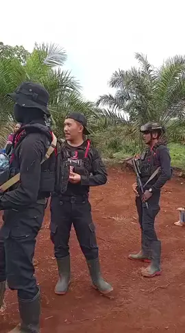 Viral brimob datang mengusir warga di kebunnya sendiri di area APL desa nonblok kec kalaena kiri kab luwu timur.  #infolutim #fypシ #malili #viral #luwutimur 