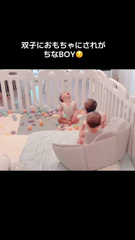 何されても絶対に怒らないし、叩かない優しいBOY☺️ #3つ子 #1歳4ヶ月 #仲良し兄妹 