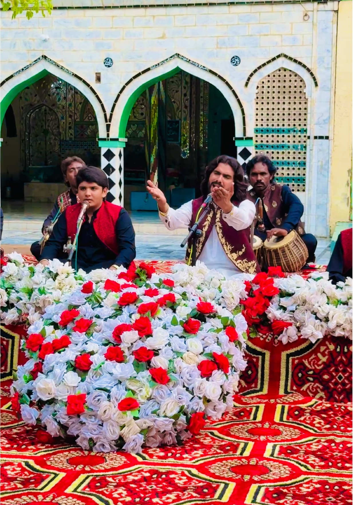 C R E A D I T S 🕌 Qawali • Shah Habib Sohna Aali Sarkar 🎙️ Qawali • Wajid Ali Baghdadi & Sons ( Aoun Ali Baghdadi , Muhammad Ali Baghdadi ) 📄 Lyrics • Pir Syed Tariq Shah Geelani 🎬 Director • Naveed Ch 🤳Dop • Fakhar Nawaz  🖥️Editor • M. Imran 👷‍♂️Manager • Munawar Shahid 💻 Media Manager • Aurangzaib Official  😘 Sp Thanks @Aman  Khan 💵 Producer • Wajid Ali Baghdadi 🏷️ Label • Baghdadi Production #WajidAliBaghdadi #ShahHabibSohnaAaliSarkar #baghdadiproduction #AounAliBaghdadi #MuhammadAliBaghdadi #OfficialQawali #QawaliWajidAliBaghdadi #NewQawali2025 #QawaliShahHabib 